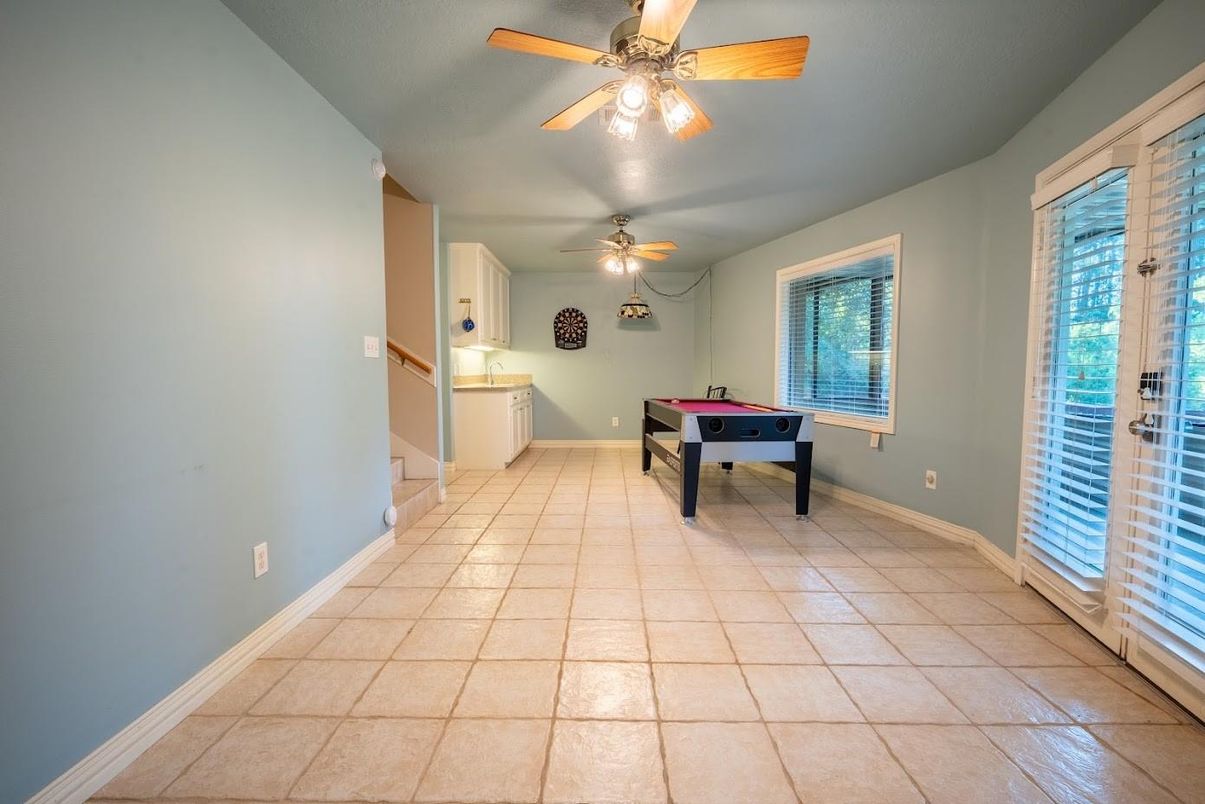 Billiard Table, Game Room, Interior