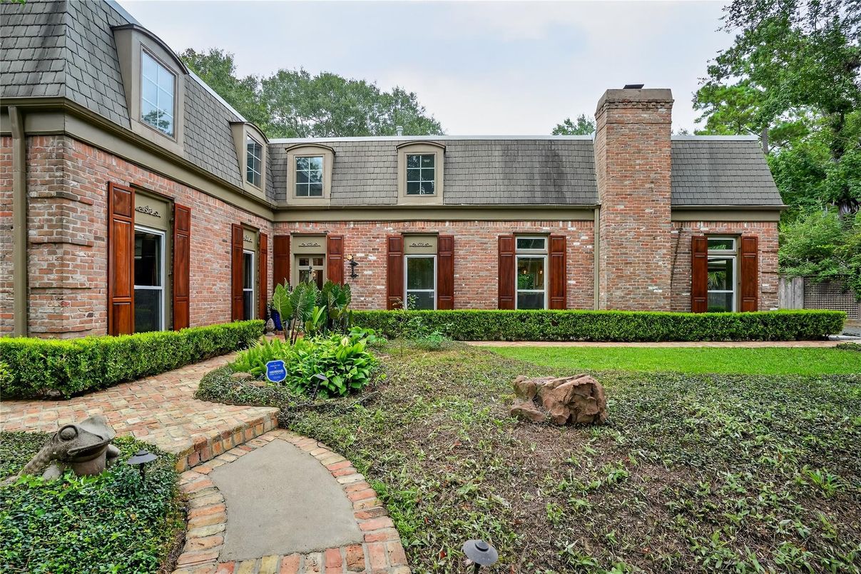 Exterior, Facade, Brick Facade, Cape Cod