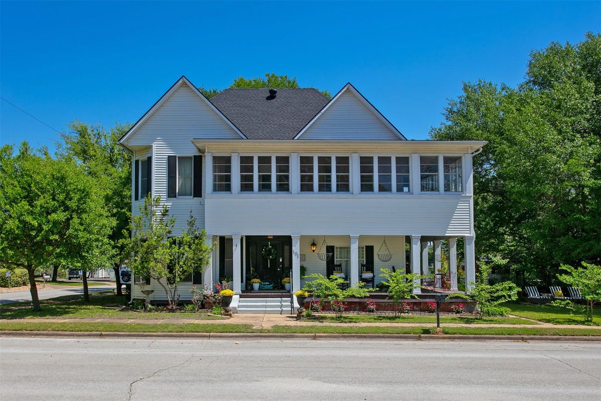 Exterior, Facade, Farmhouse