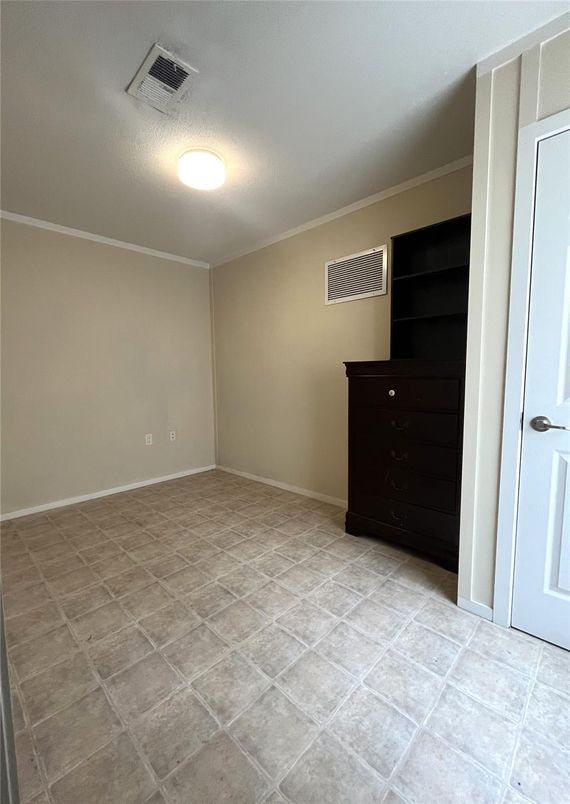 Empty room, Interior