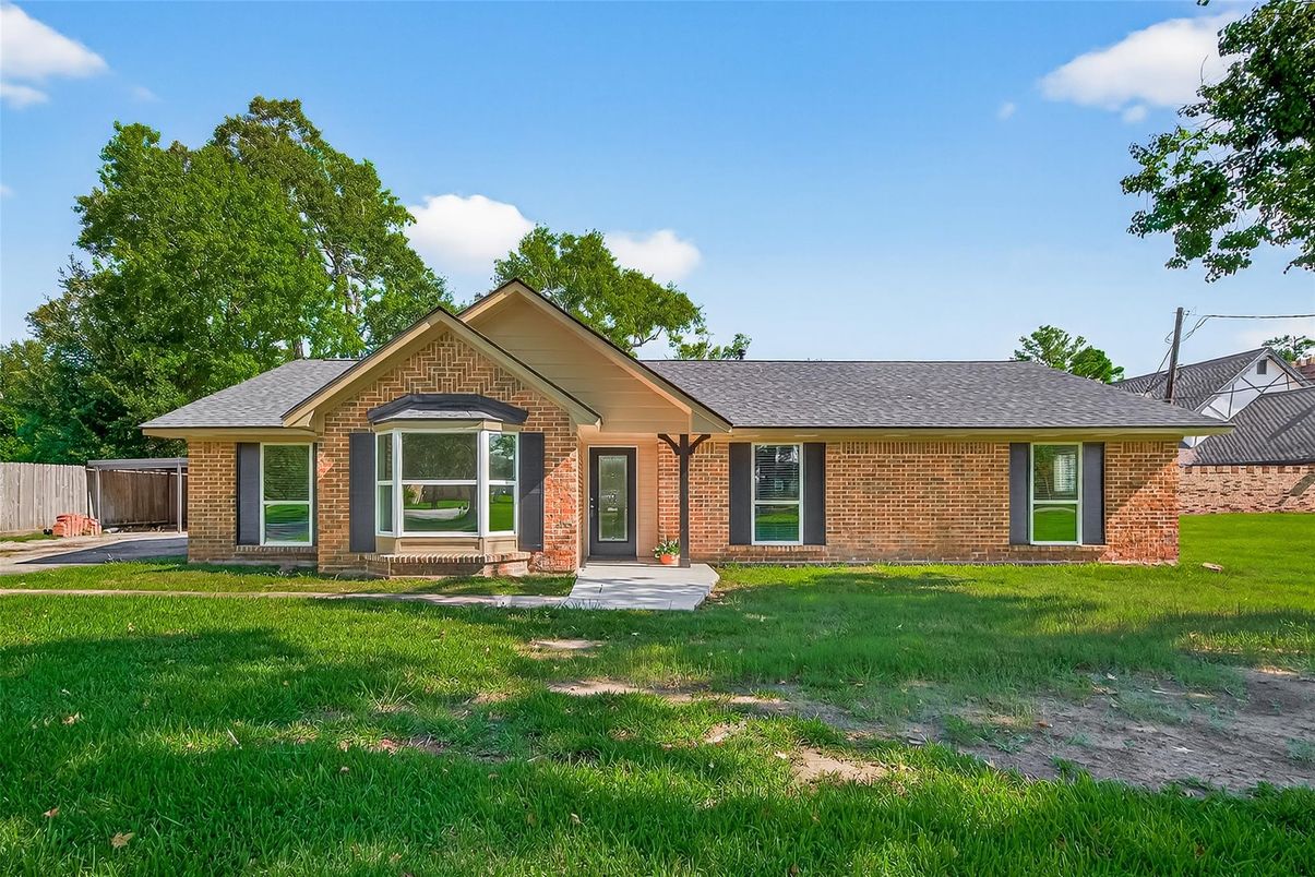 Backyard, Exterior, Facade, Brick Facade, Ranch