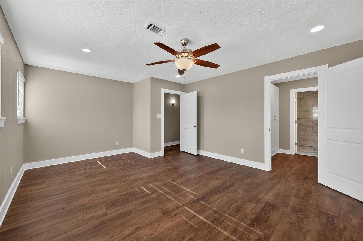 Empty room, Interior, Recessed Lighting, Wood Texture Flooring