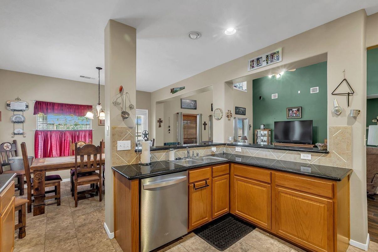 Dining room, Interior, Kitchen, Pendant Lights, Recessed Lighting, Stainless Steel Appliances