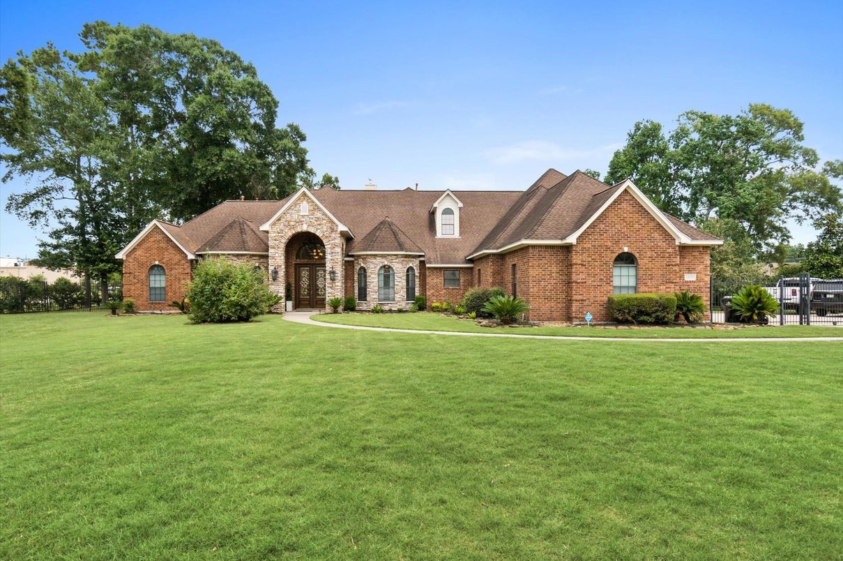Backyard, Exterior, Facade, Brick Facade, French Provincial