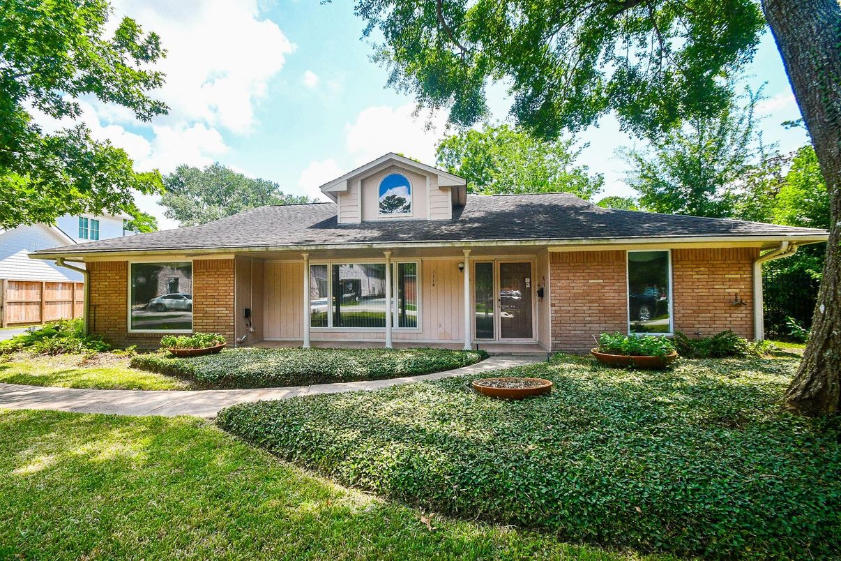 Exterior, Facade, Brick Facade, Ranch