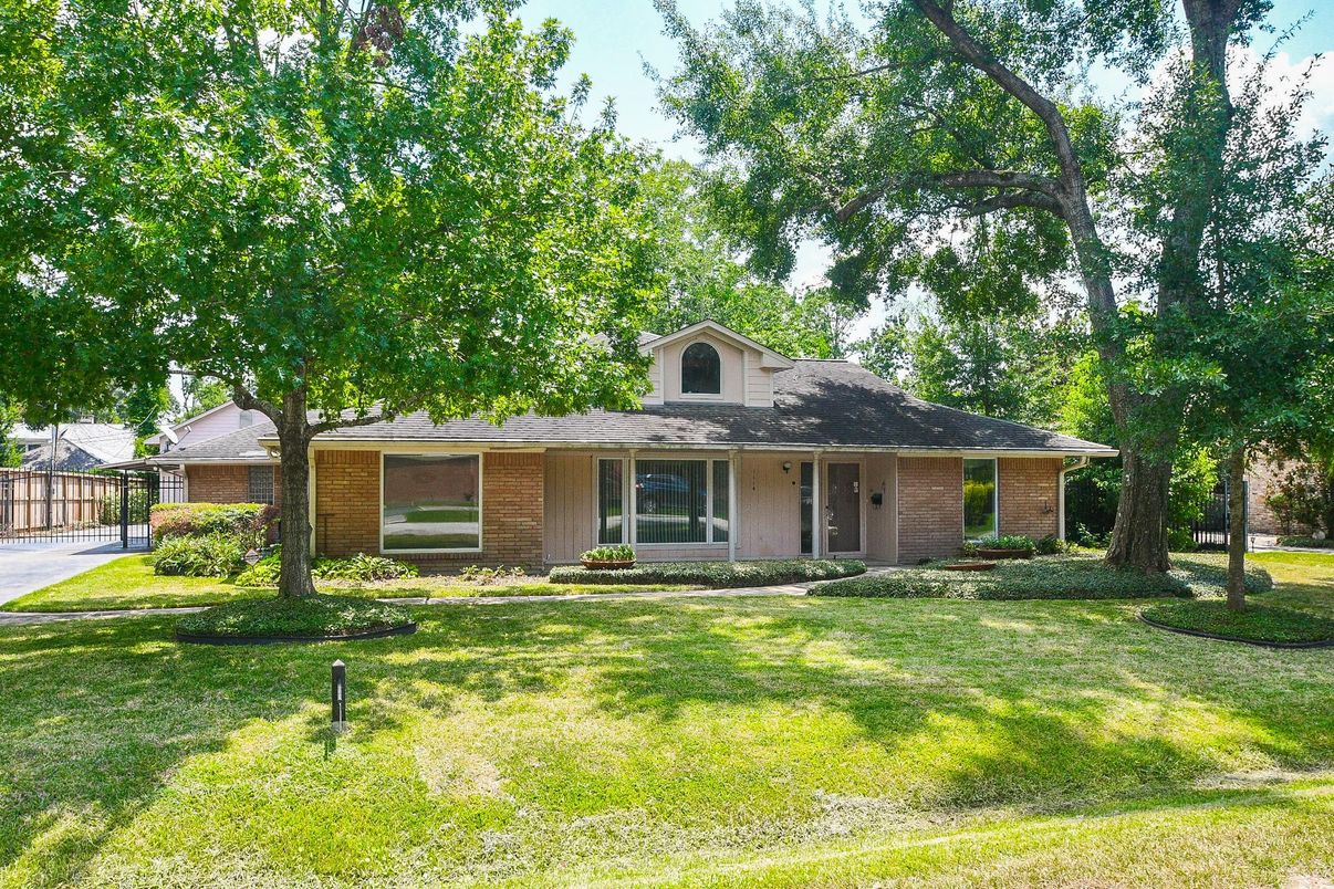 Exterior, Facade, Brick Facade, Ranch