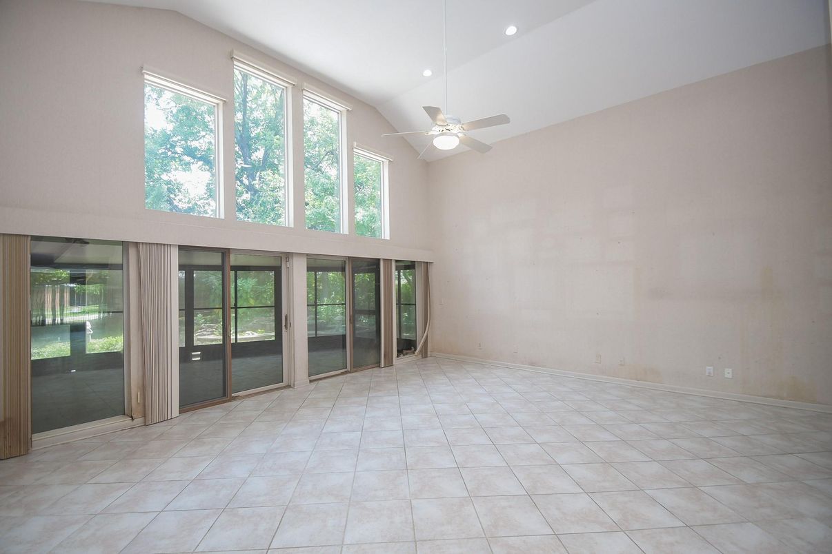 Empty room, Interior, Recessed Lighting