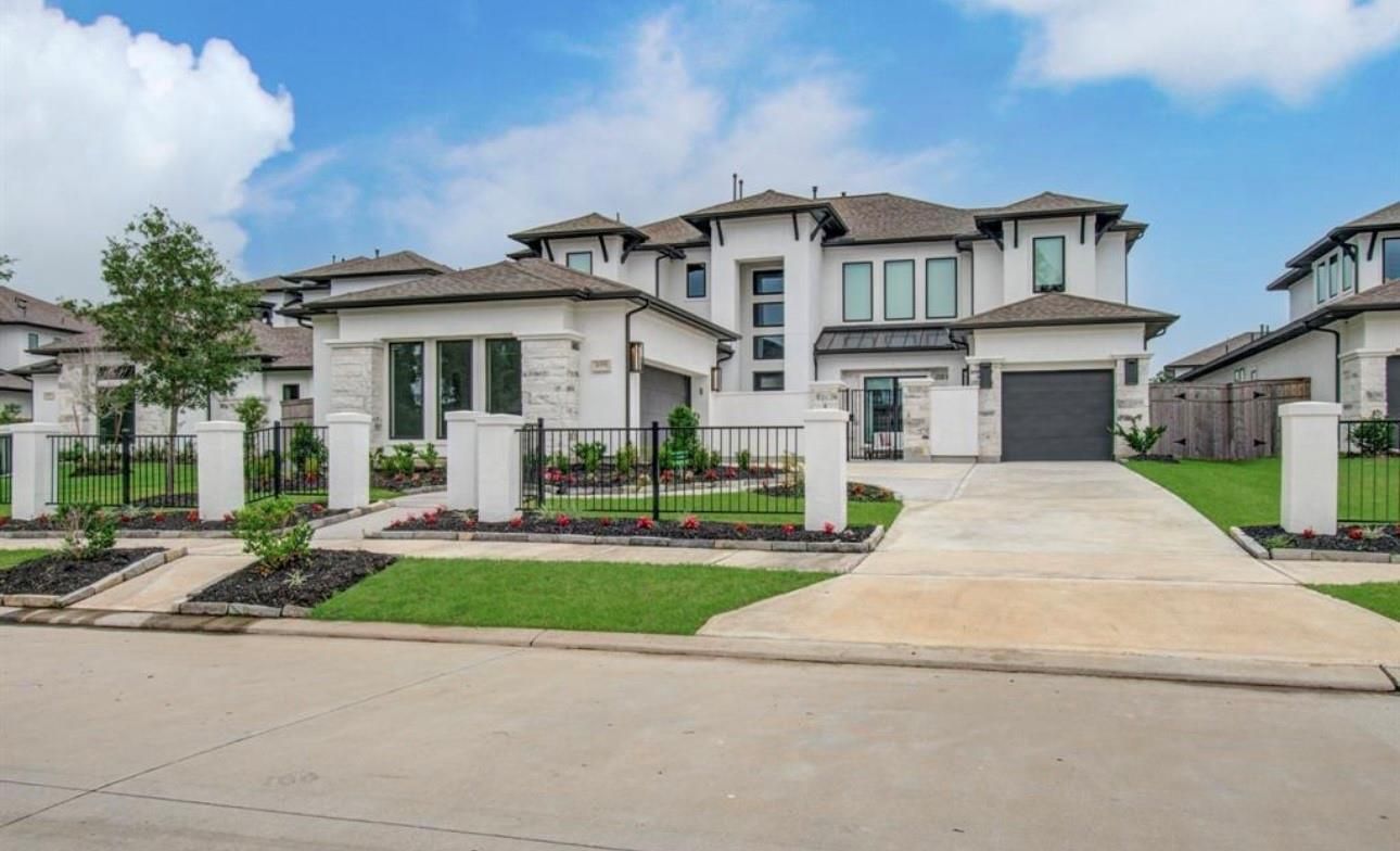 Attached, Exterior, Facade, Mediterranean