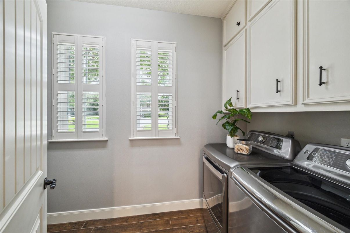 Interior, Washer, Wood Texture Flooring