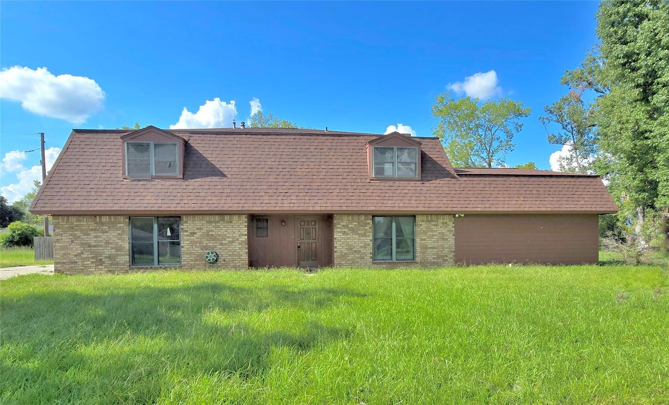 Attached, Exterior, Facade, Brick Facade, Cape Cod