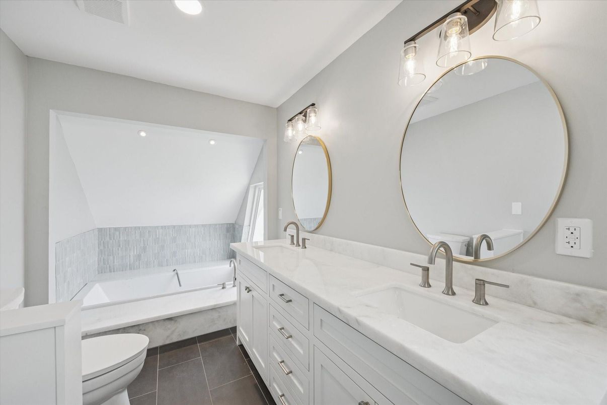 Bathroom, Dual Sink Vanities, Interior, Recessed Lighting