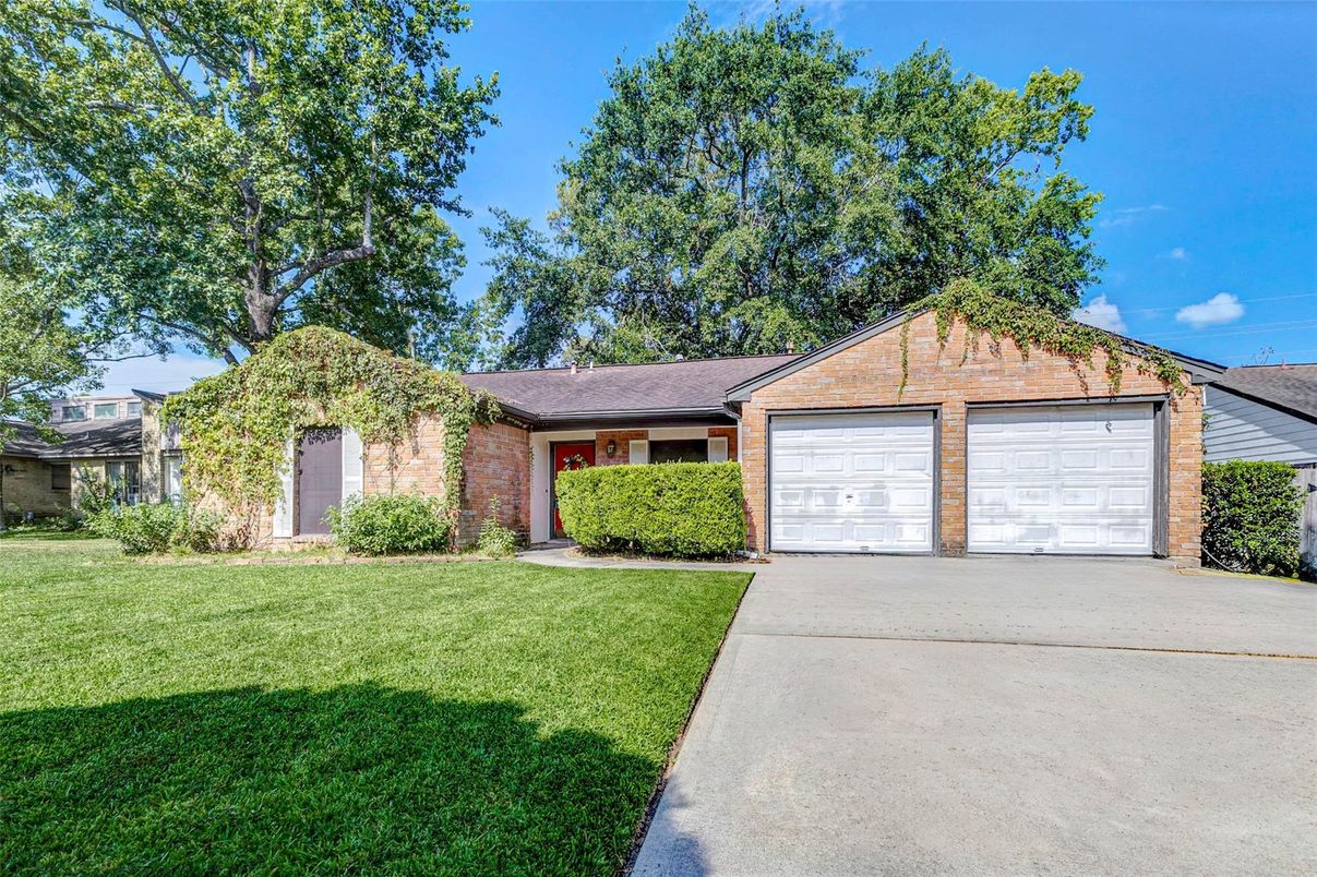 Attached, Exterior, Facade, Brick Facade, Ranch