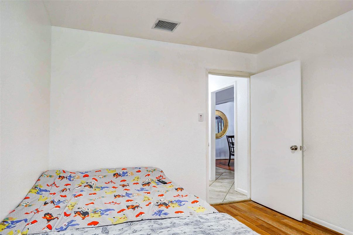 Interior, Washer, Wood Texture Flooring
