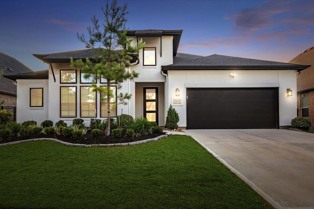 Attached, Exterior, Facade, Modern