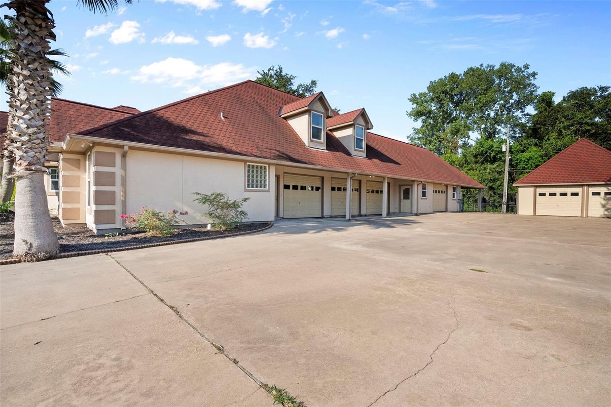 Attached, Detached Garage, Exterior, Facade, Cape Cod