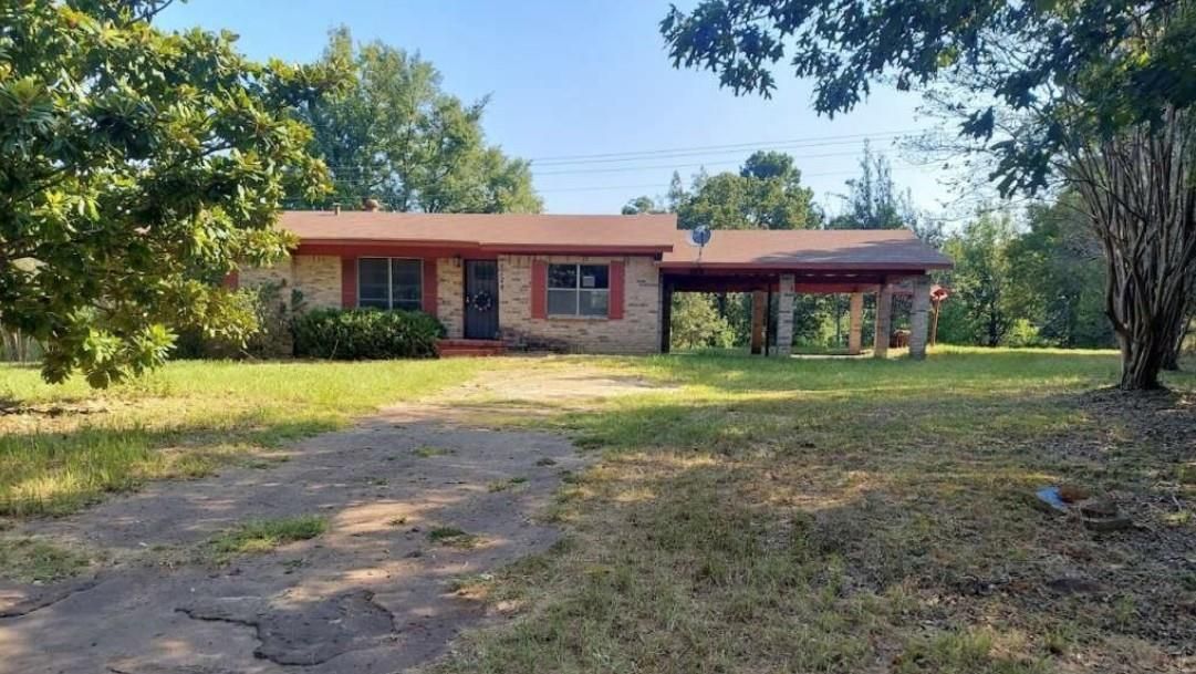 Backyard, Exterior, Facade, Brick Facade, Ranch