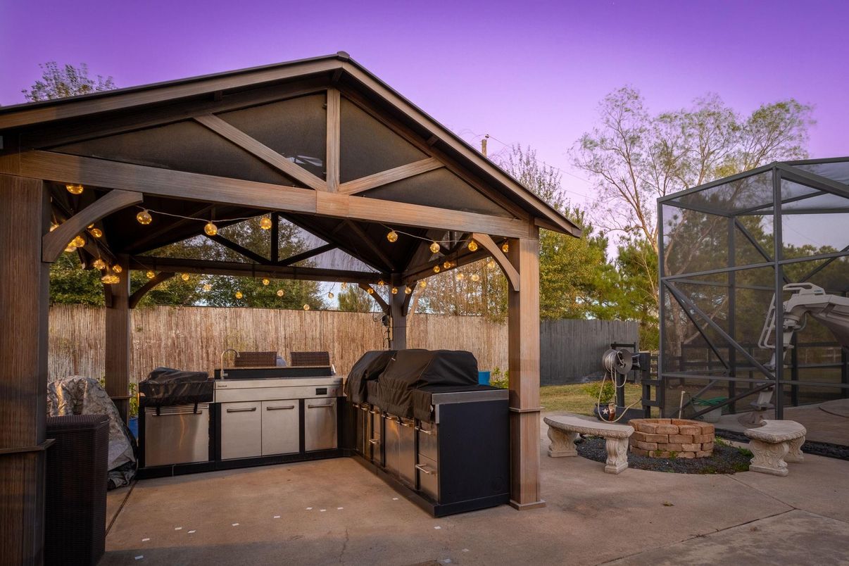 Exterior, Outdoor Kitchen