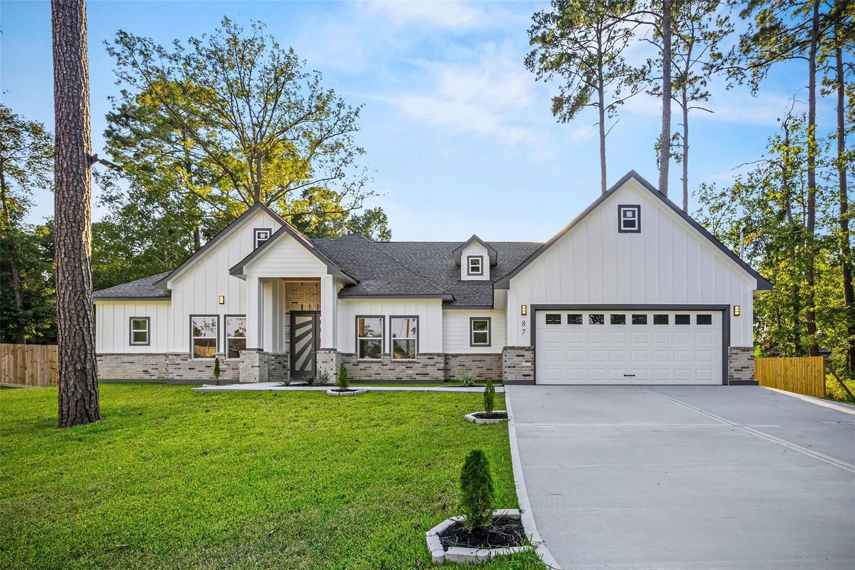 Attached, Exterior, Facade, Farmhouse