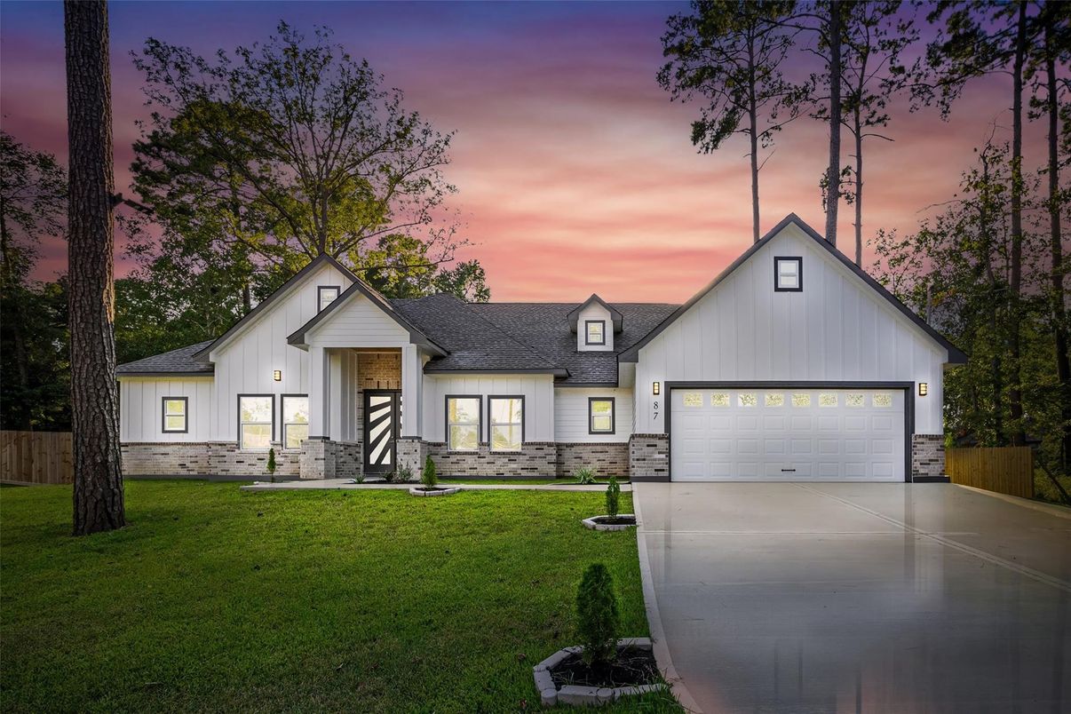 Attached, Exterior, Facade, Farmhouse