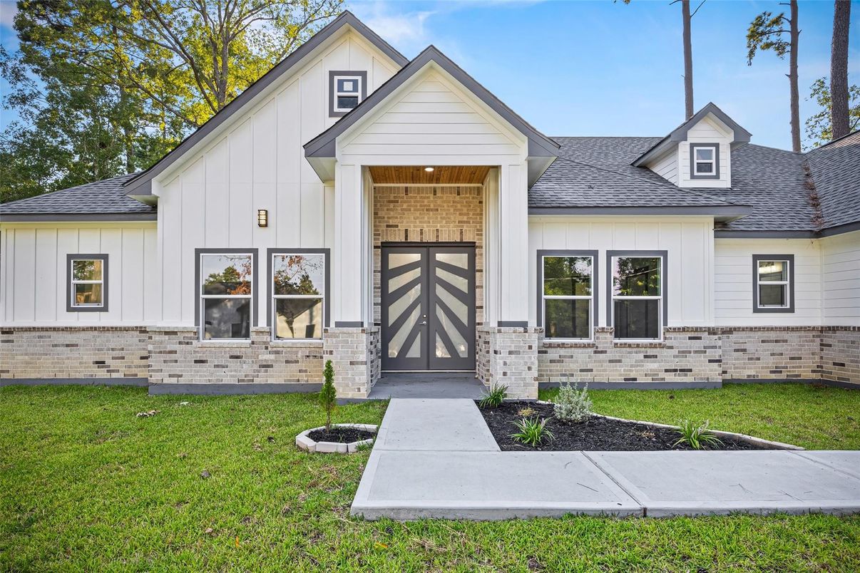 Attached, Exterior, Facade, Farmhouse