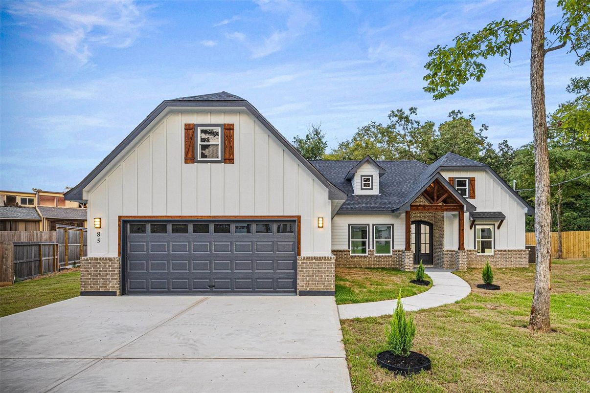Attached, Exterior, Facade, Farmhouse