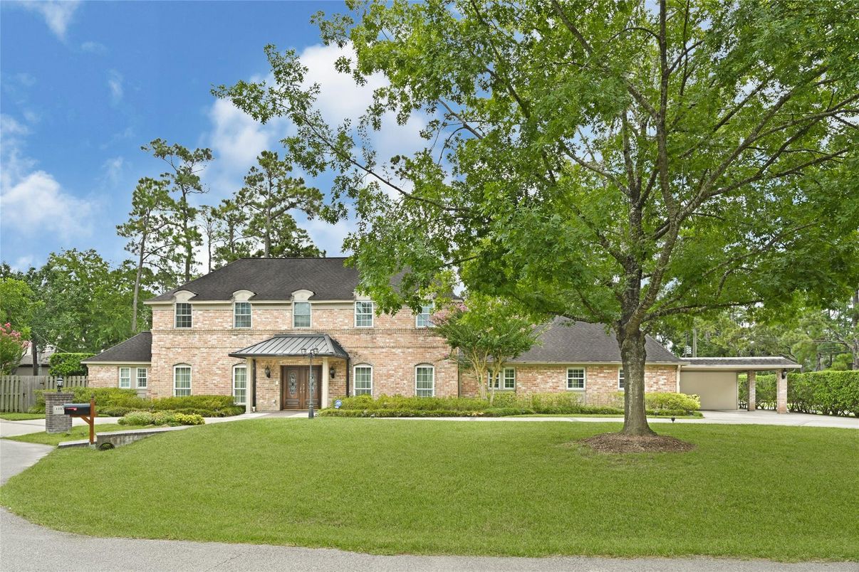 Backyard, Exterior, Facade, Brick Facade, French Provincial