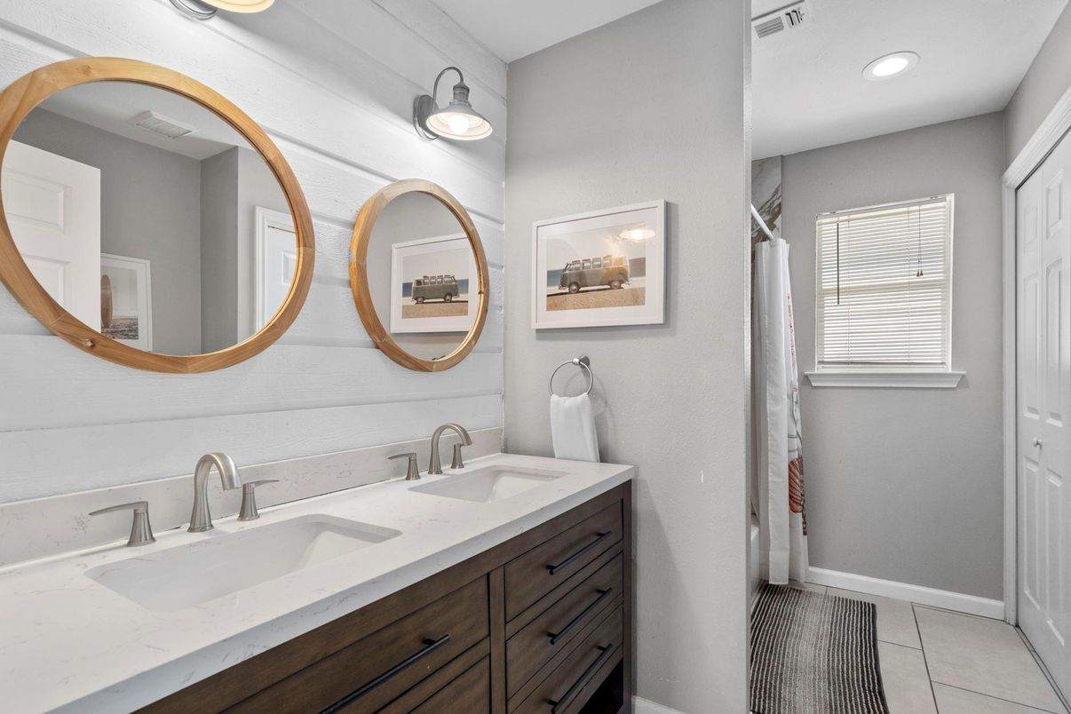 Bathroom, Dual Sink Vanities, Interior, Recessed Lighting