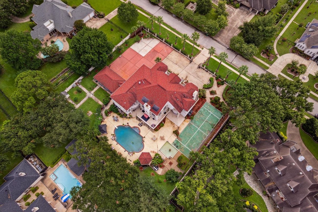 Exterior, Drone