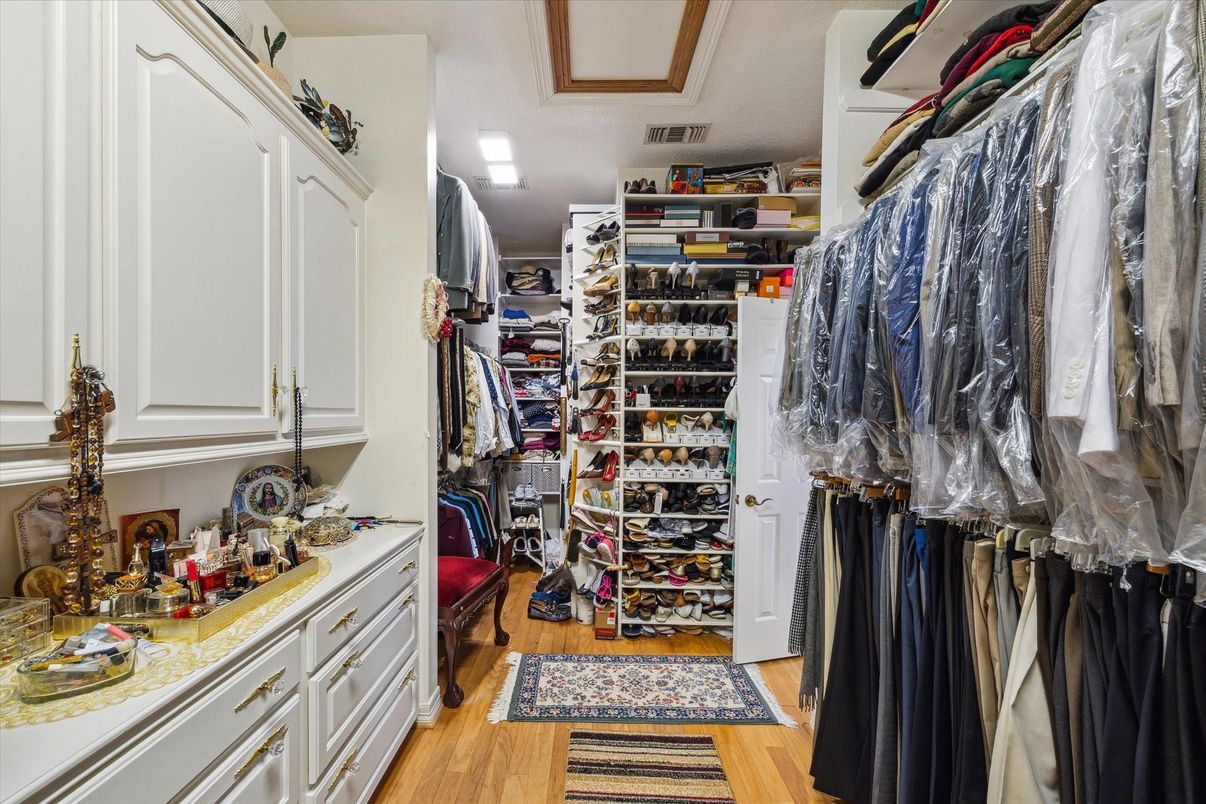 Interior, Walk-in Closets, Wood Texture Flooring
