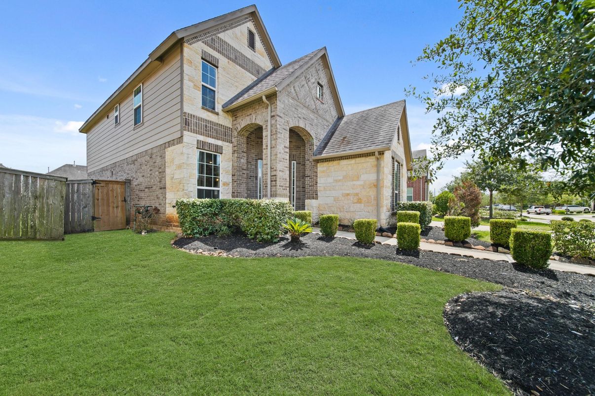 Backyard, Exterior, Facade, Brick Facade, Brick Traditional