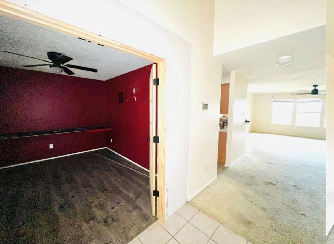 Empty room, Interior