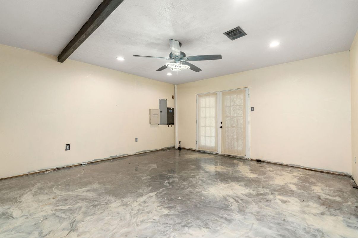 Empty room, Interior, Recessed Lighting, Wooden Beams