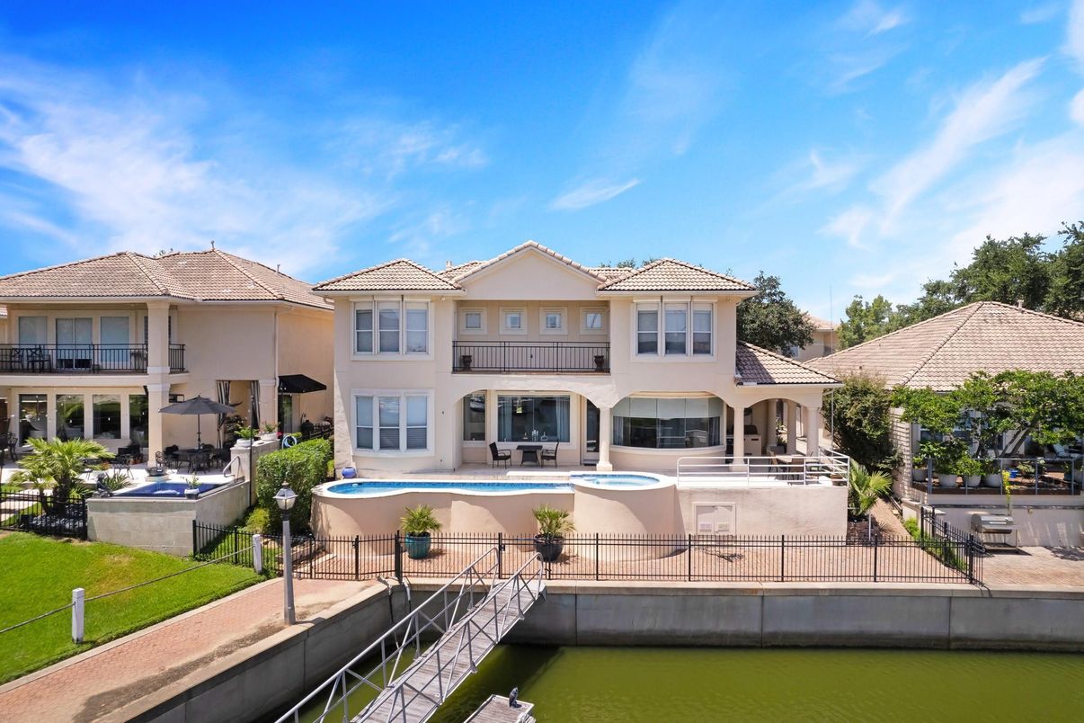 Exterior, Facade, Pool, Mediterranean