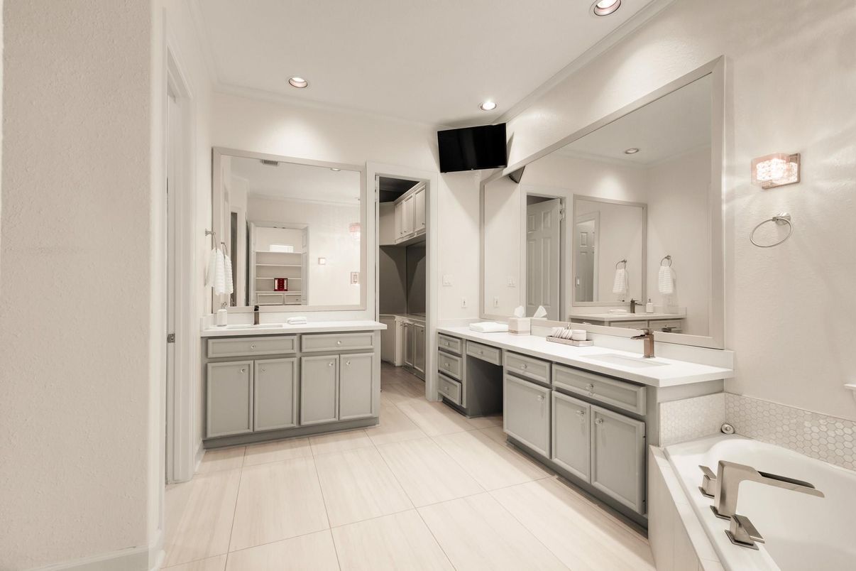 Bathroom, Dual Sink Vanities, Interior, Recessed Lighting
