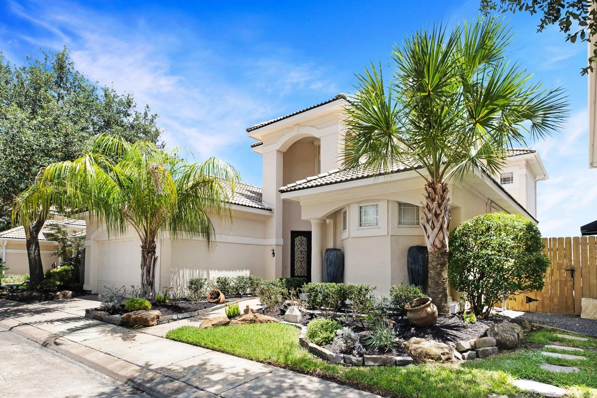 Attached, Exterior, Facade, Mediterranean