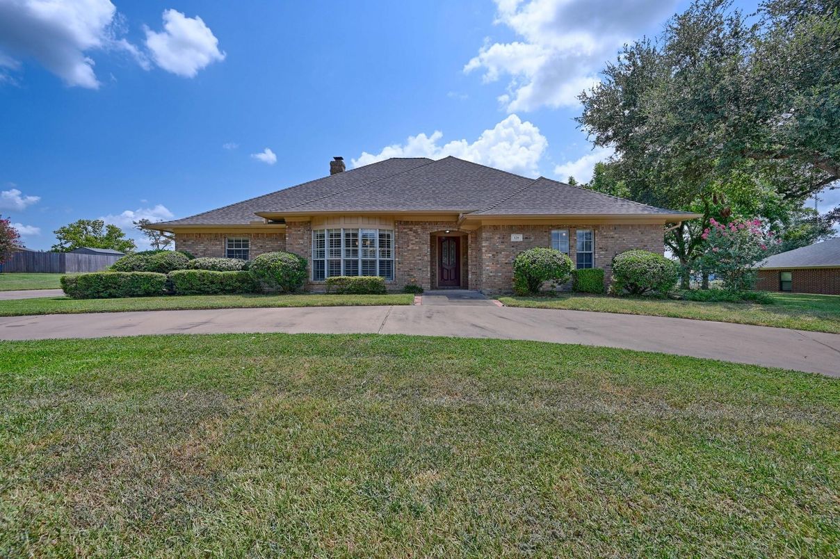 Exterior, Facade, Brick Facade, Ranch