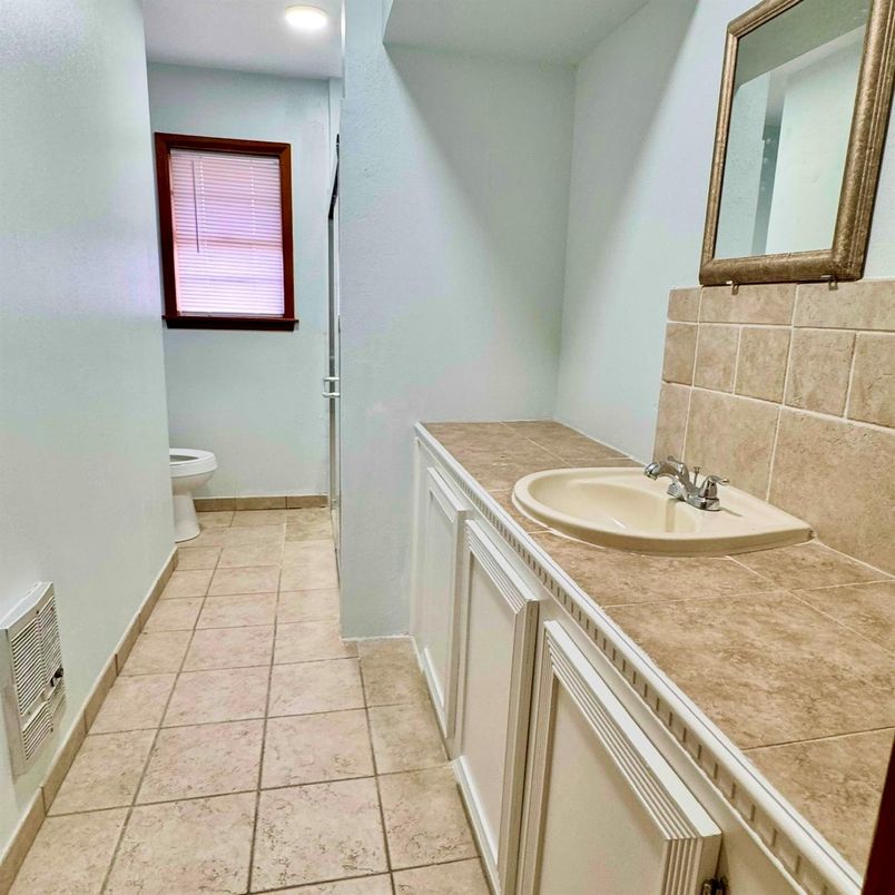 Bathroom, Interior, Recessed Lighting, Tile Countertops