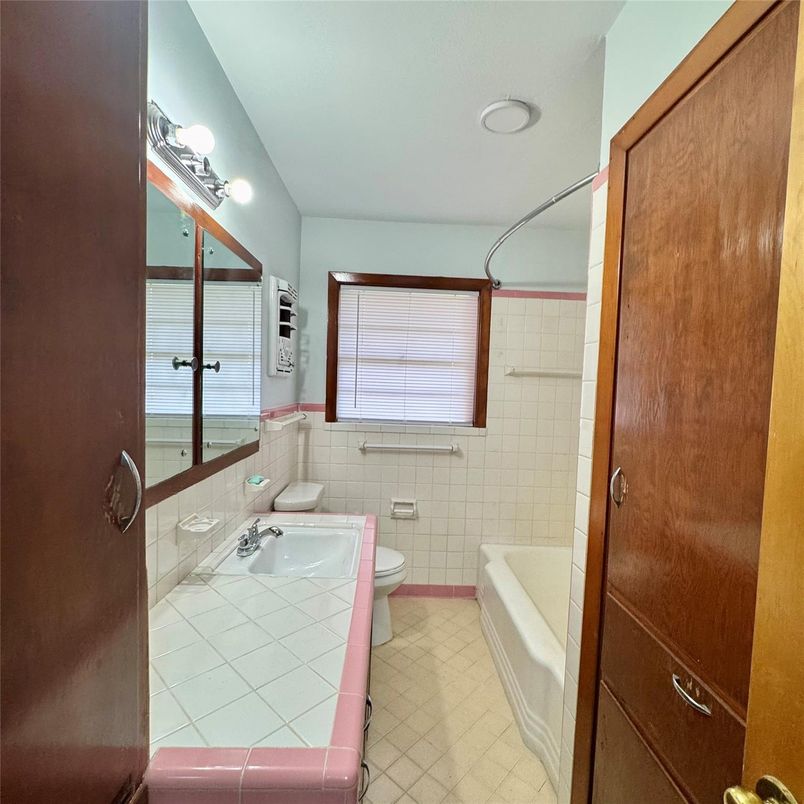 Bathroom, Interior, Recessed Lighting, Tile Countertops