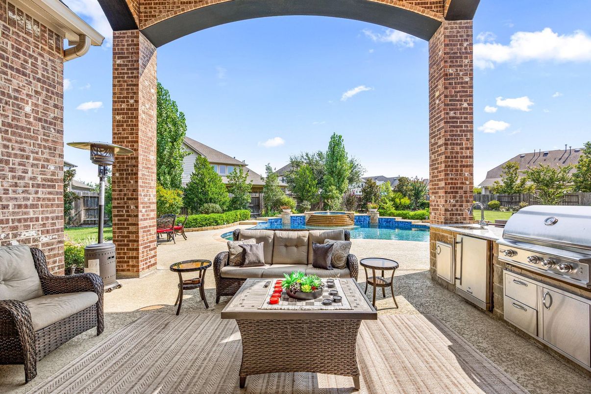 Exterior, Outdoor Kitchen, Pool