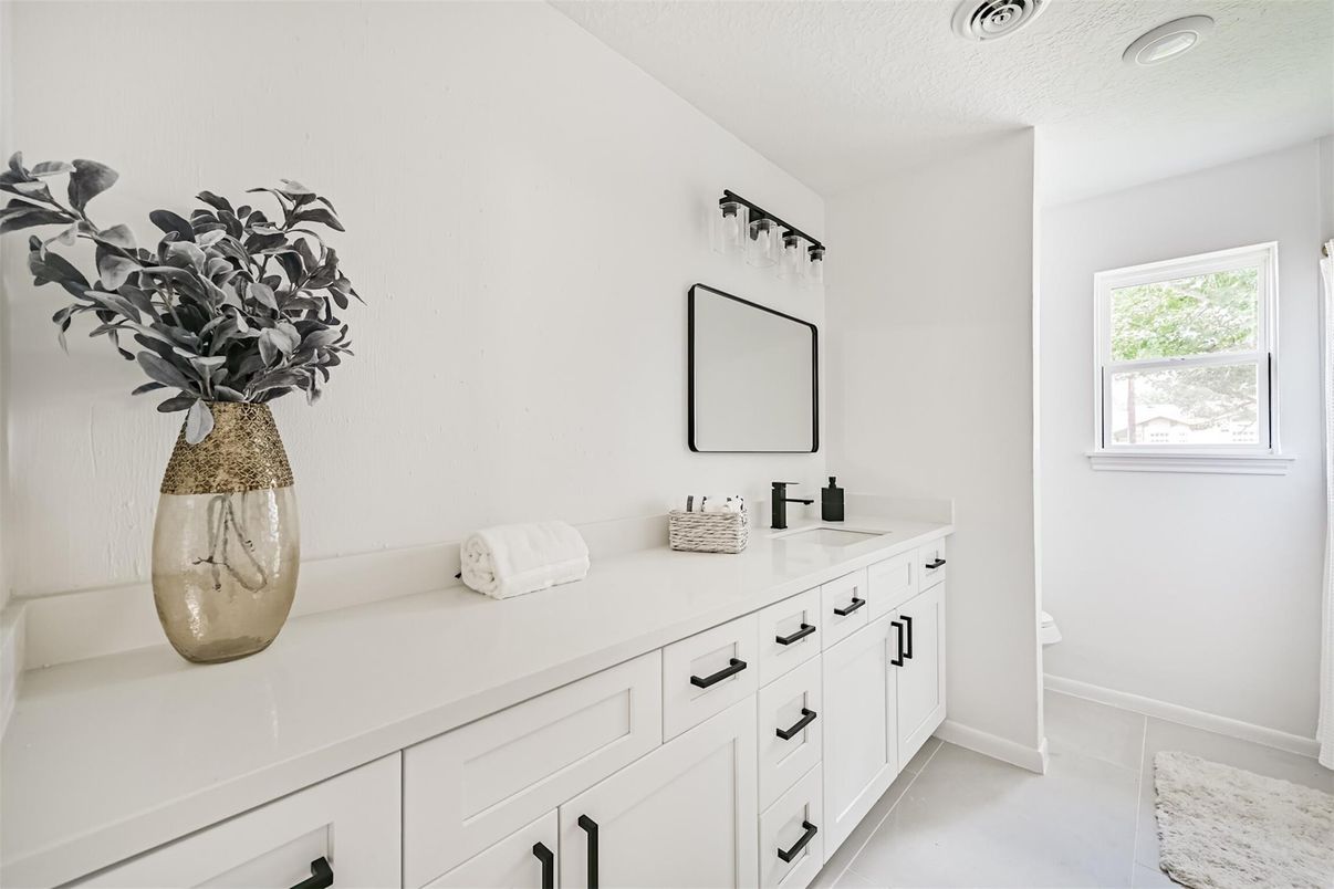 Bathroom, Dual Sink Vanities, Interior, Recessed Lighting
