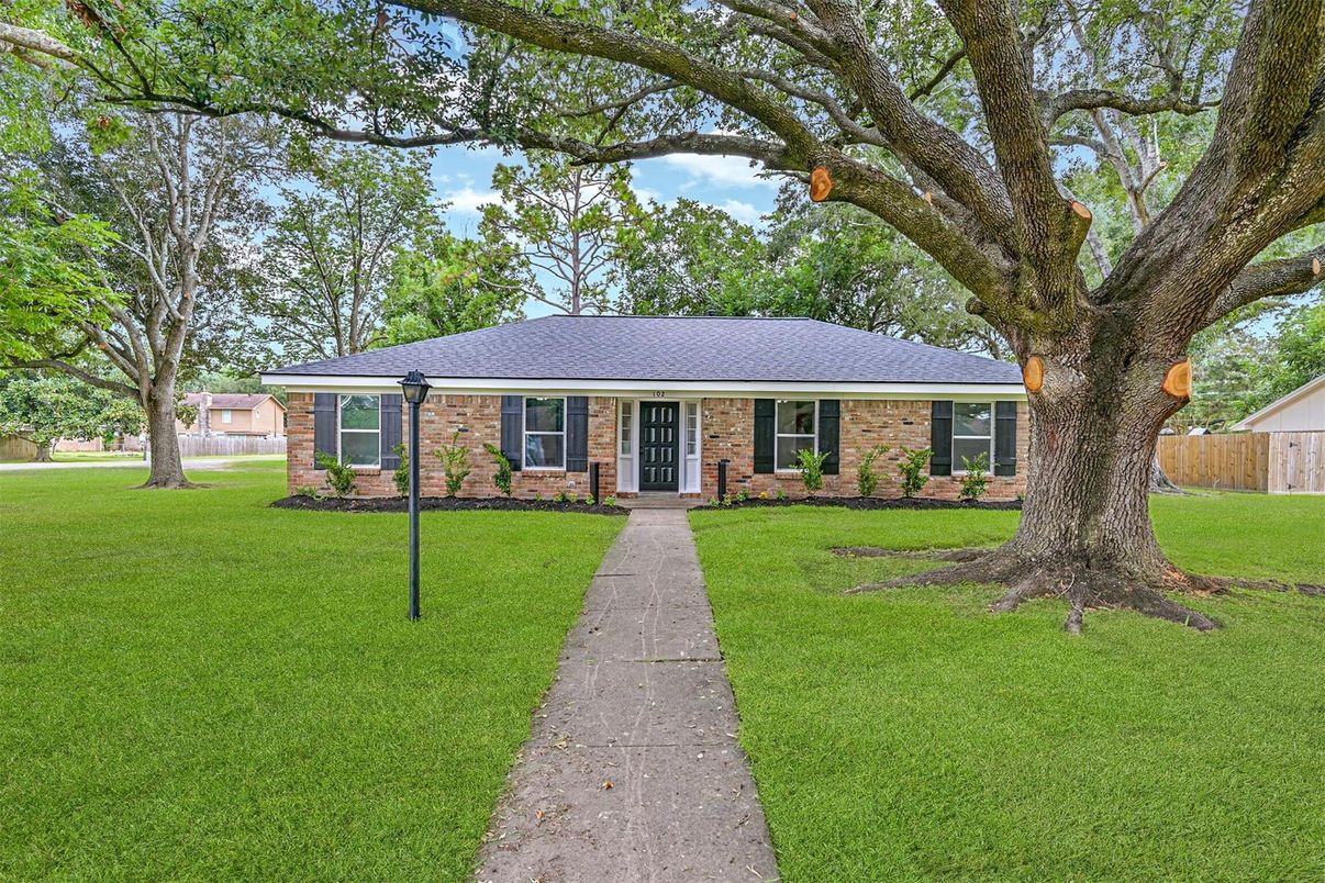 Exterior, Facade, Brick Facade, Ranch