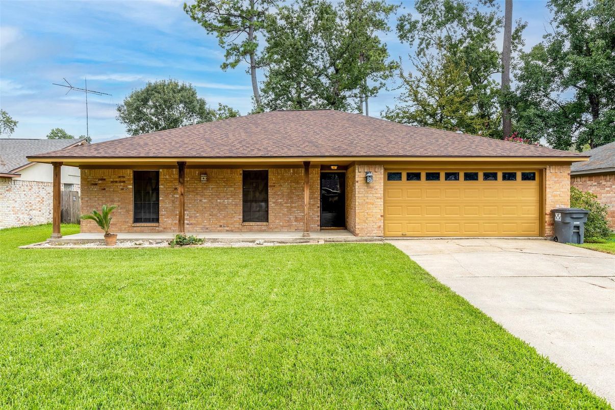 Attached, Exterior, Facade, Brick Facade, Ranch
