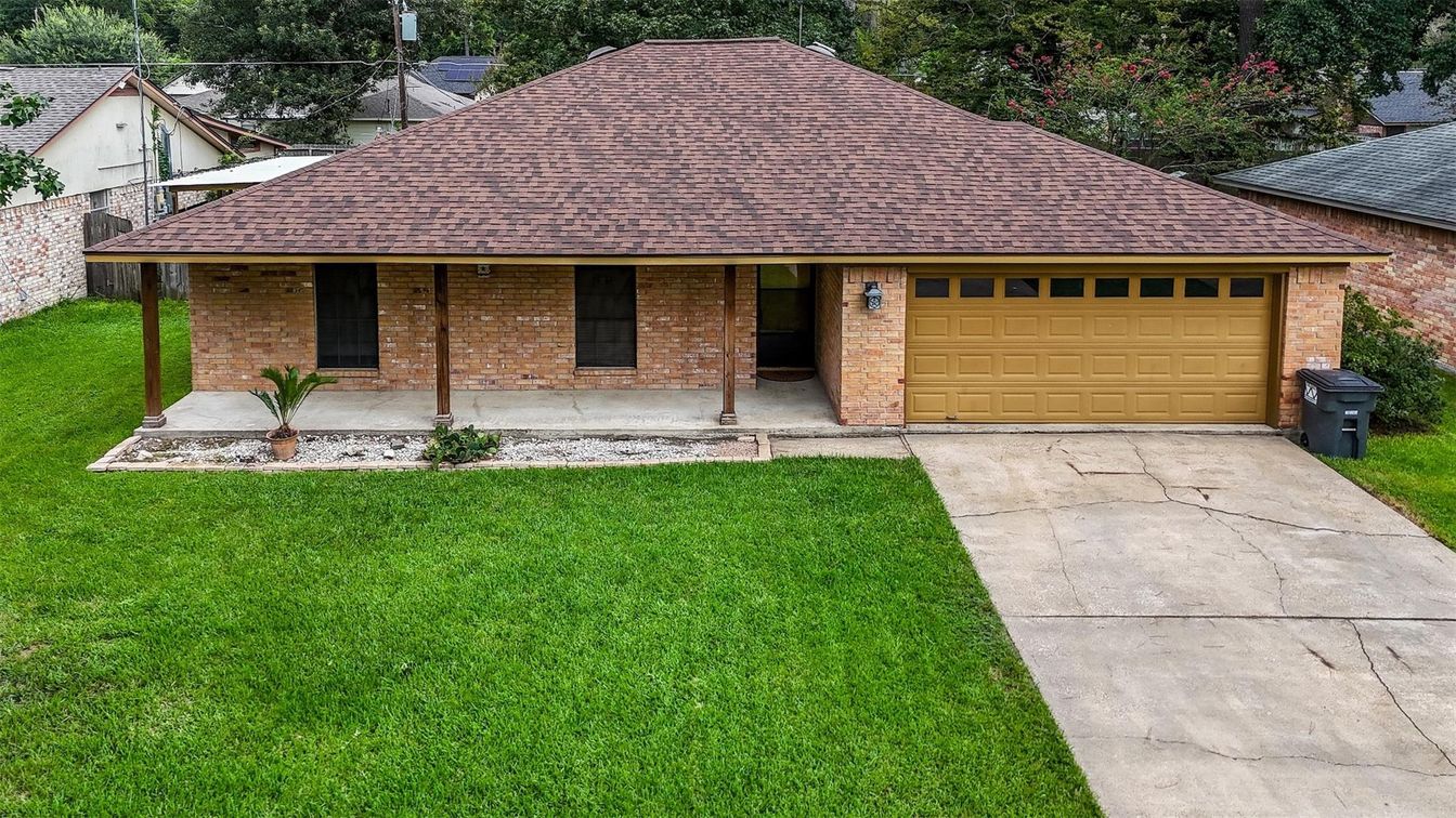 Attached, Exterior, Facade, Brick Facade, Ranch