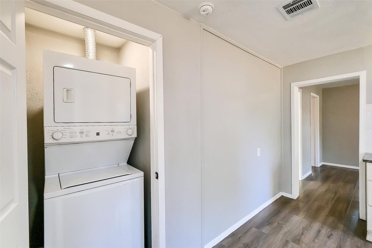 Interior, Utility Closets, Washer, Wood Texture Flooring