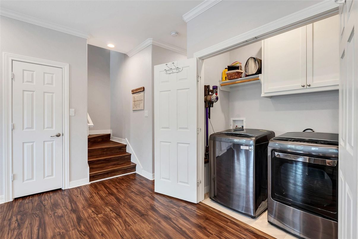 Interior, Recessed Lighting, Washer, Wood Texture Flooring