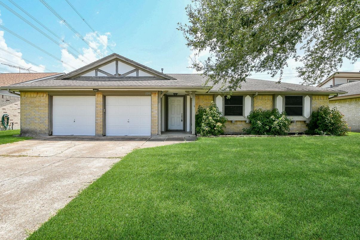 Attached, Exterior, Facade, Ranch