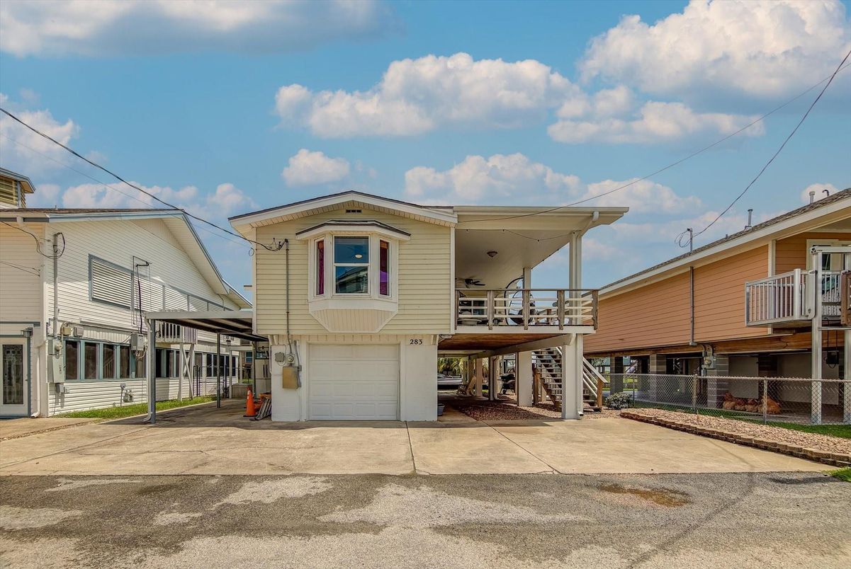 Attached, Exterior, Facade, Raised Ranch
