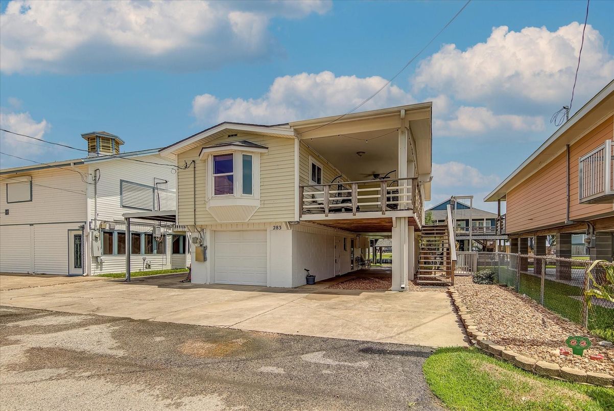 Attached, Exterior, Facade, Raised Ranch