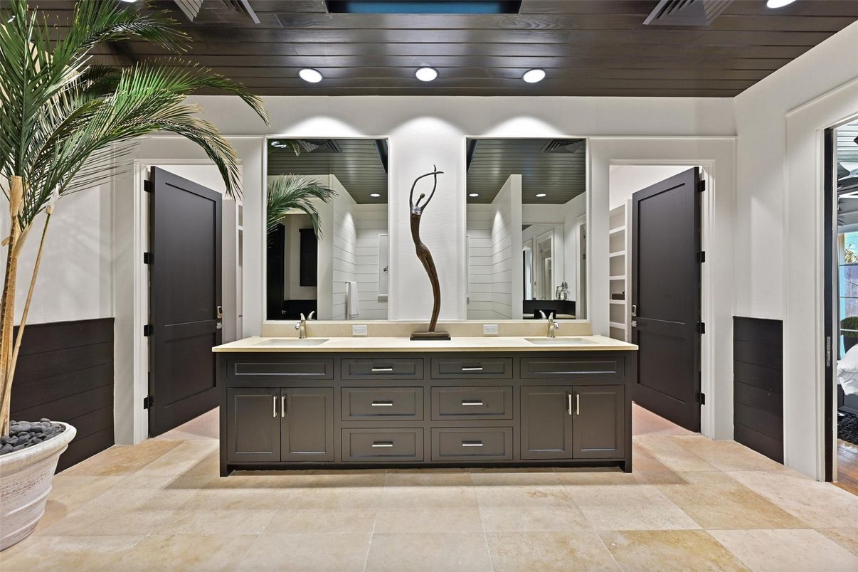 Bathroom, Dual Sink Vanities, Interior, Recessed Lighting