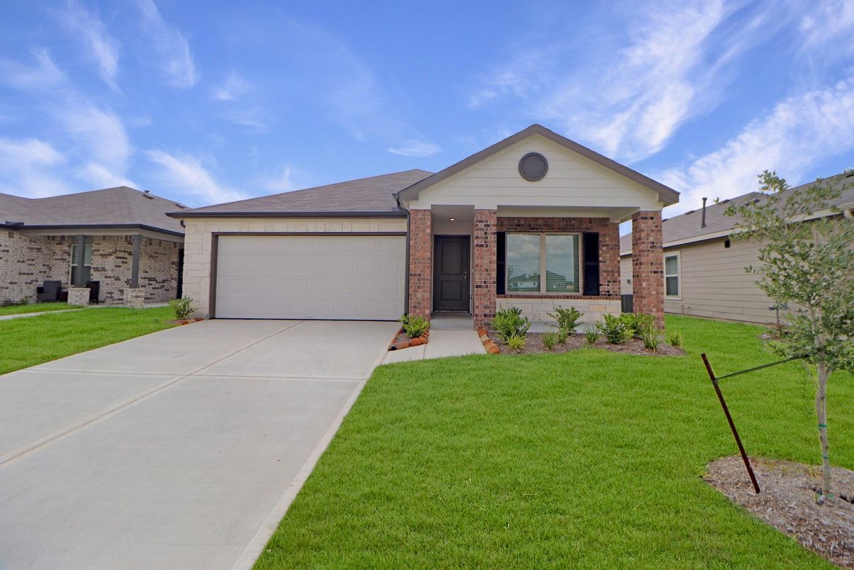 Attached, Exterior, Facade, Brick Facade, Ranch